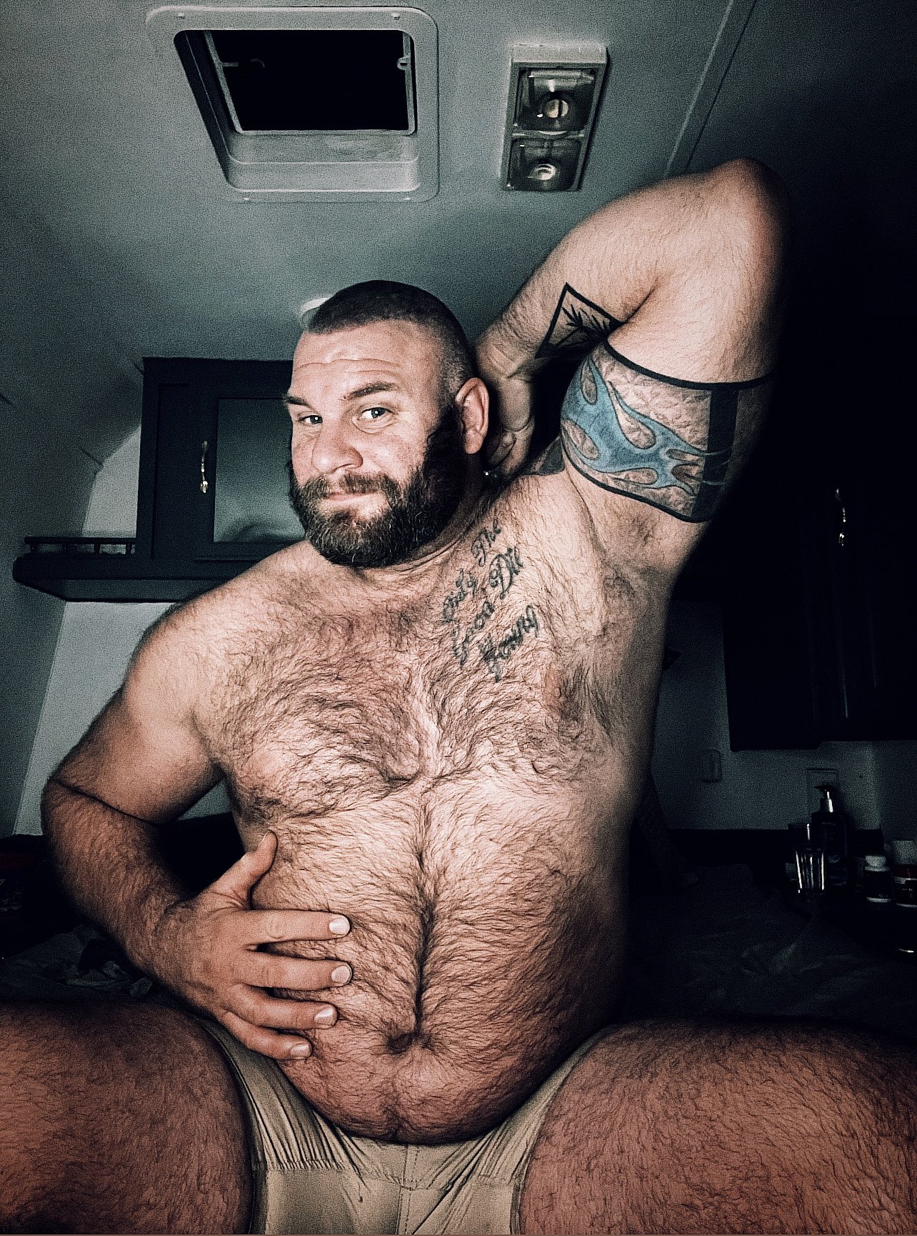 Body positivity..! We come in all shapes and sizes….!! Just be you ??

#gaybearsofinstagram #gaybeardedmen