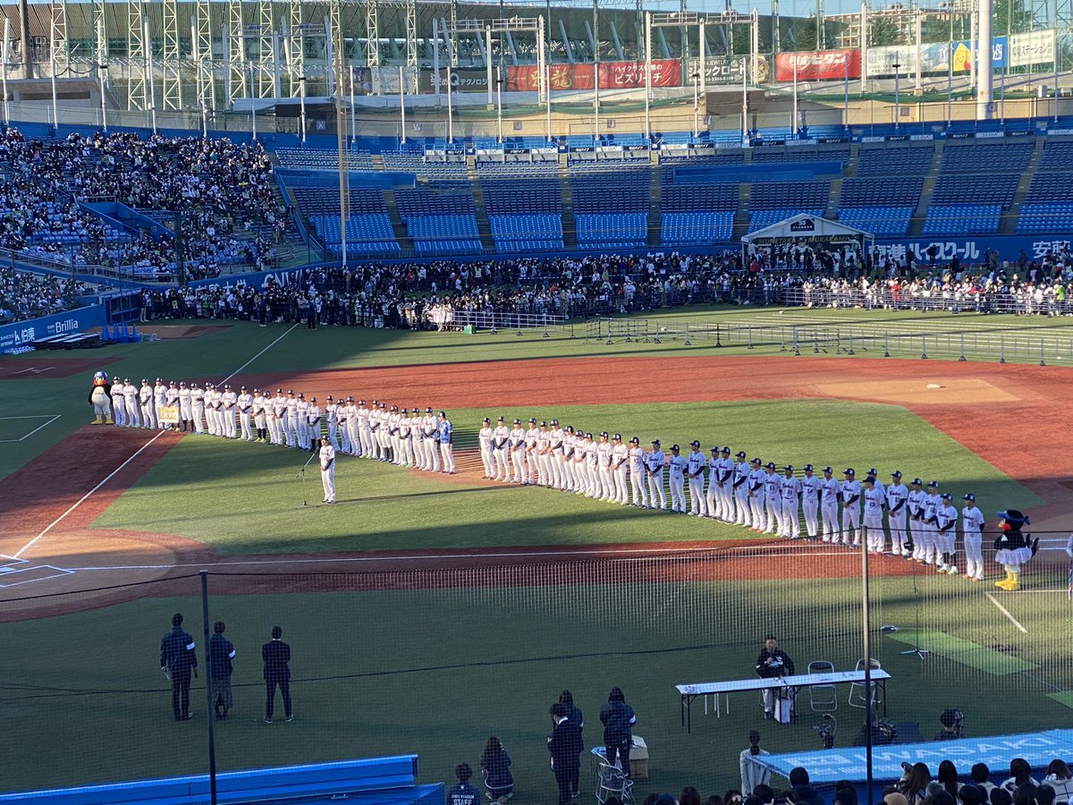 ys33cy7's tweet photo. 今日のために生まれてきたんじゃないかって思うくらい幸せな一日でした！
村上選手とのツーショットは一生の思い出です😭

あーもう本当幸せ、愛してるぞスワローズ！！！

#swallows
#swallowsファン感2022 https://t.co/9SnZajHfAn