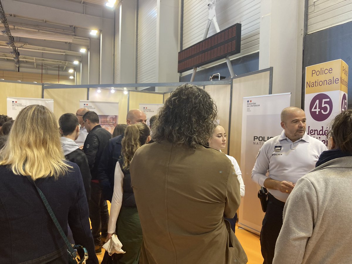 vendeemetiers's tweet photo. Protéger c'est leurs priorités ! Découvrez les métiers de gendarme et de policier aux stands 44 et 45 de votre salon
#VM85 https://t.co/fXyPfAdOVB