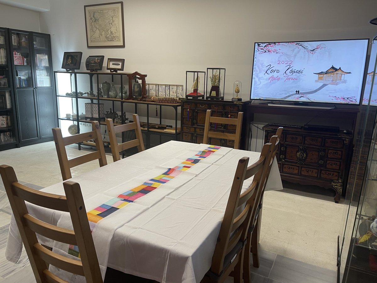 “Kore Köşesi” Hizmete Açıldı 

Kore Köşesi, İstanbul Üniversitesi Edebiyat Fakültesi ev sahipliğinde, Kore Vakfı ve Kore İstanbul Başkonsolosluğu’nun desteğiyle kuruldu. Kore kültürünün tanıtılması amaçlanıyor. 

Burada Kore’ye ve Kore kültürüne dair birçok şeyi bulabilirsiniz.