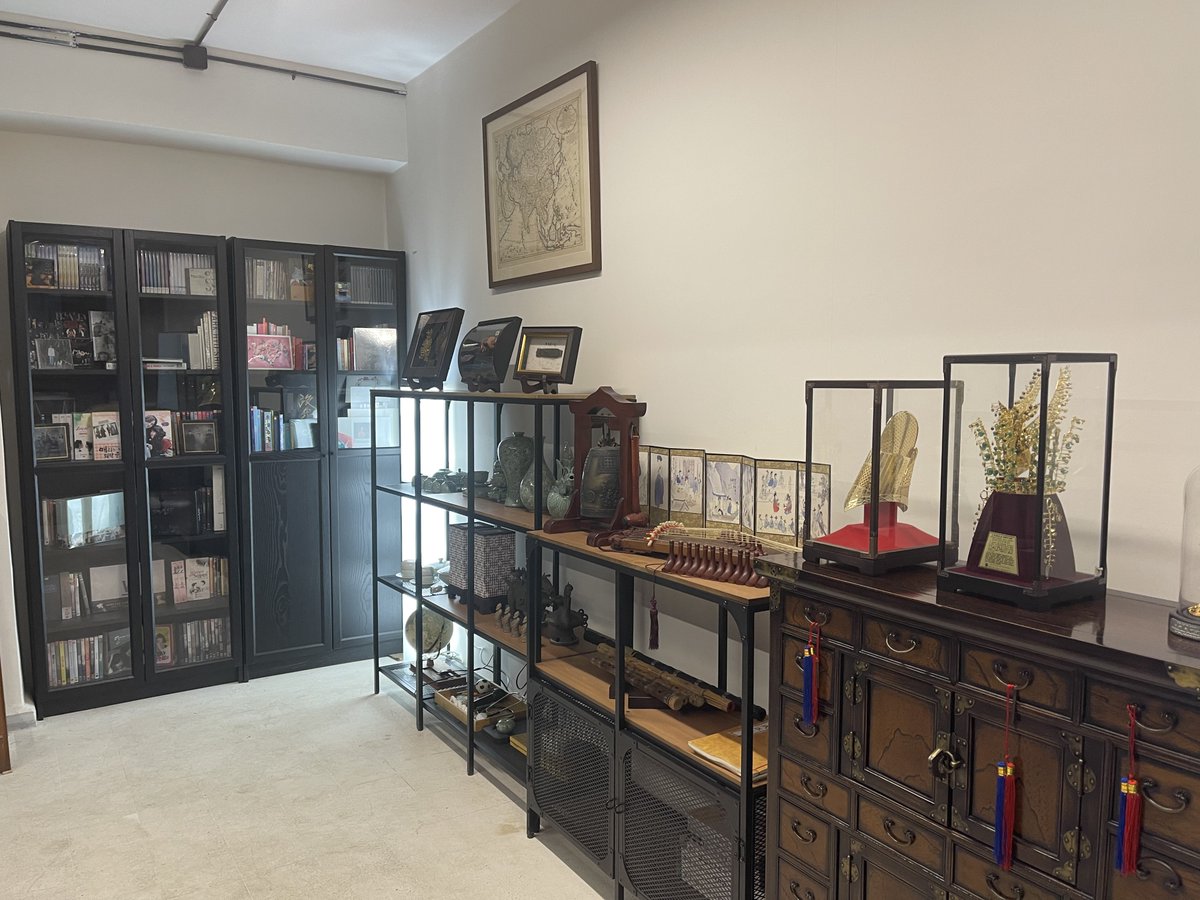 Bu parçaların birçoğu direkt Kore’den gelmiş olup Kore kültürünü en doğru şekliyle yansıtmaktadır. Üniversitemizin tüm öğrencileri istedikleri zaman uğrayıp Kore kültürüne dair bilgi, kitap, roman vb. de alabilirler.