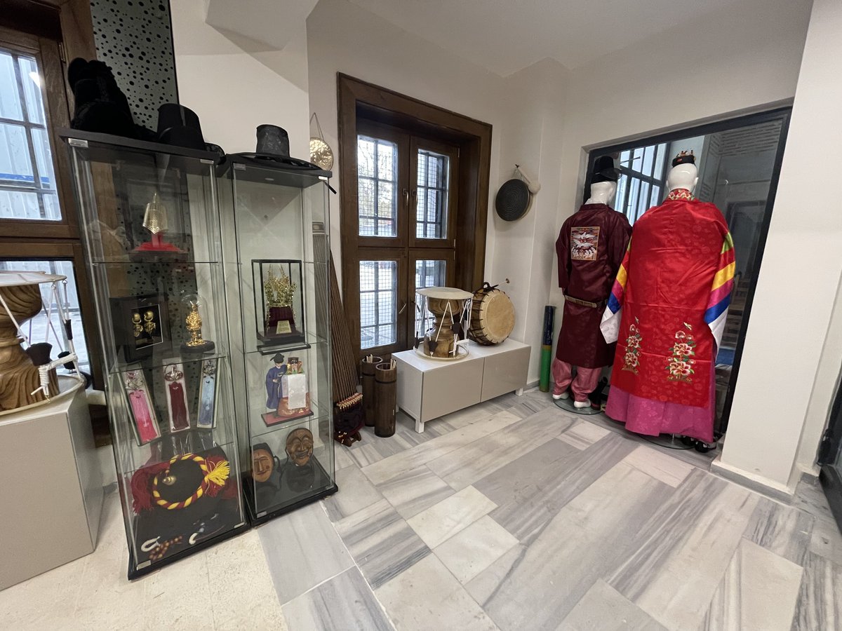 İlerleyen vakitte ilgilenenler için Korece dersler verilmesi de amaçlanmaktadır. Kore Köşesi’yle sadece Kore hakkında bilgilendirmek değil, Kore ve Türkiye arasındaki bağı güçlendirmeye destek olacak bir ortam yaratılması da hedeflenmiştir.