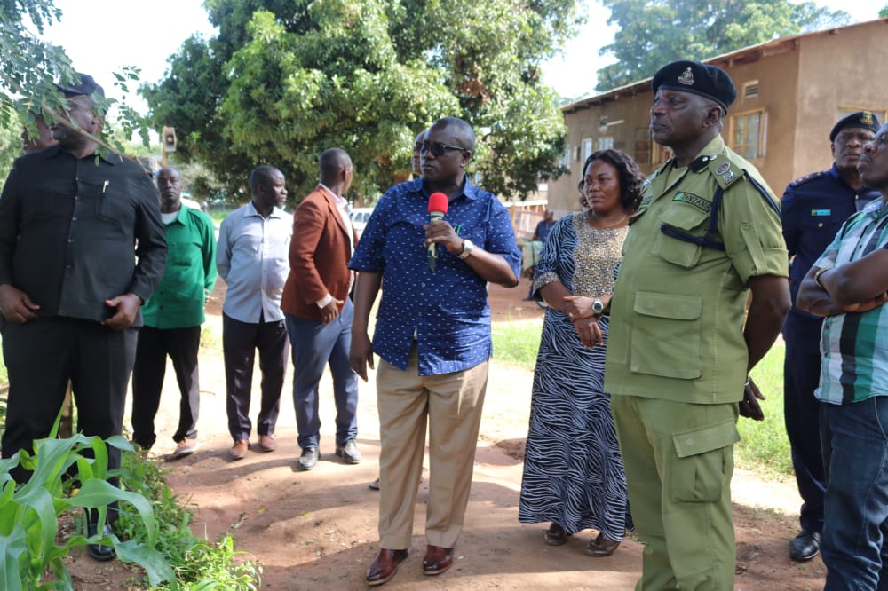 WizaraMNN's tweet photo. #SENGEREMA: Naibu Waziri Sagini amefanya ziara Wilayani Sengerema, Mkoa wa Mwanza Novemva 26, 2022 kwa kukagua ujenzi wa nyumba za Polisi na kupokea Msaada kutoka kwa Hamisi Tabasamu, Matofali 10,000, Magodoro na Blangeti 170 kwa ajili ya kusaidia Wafungwa Gereza la Kasungamila. https://t.co/H160kazWaV