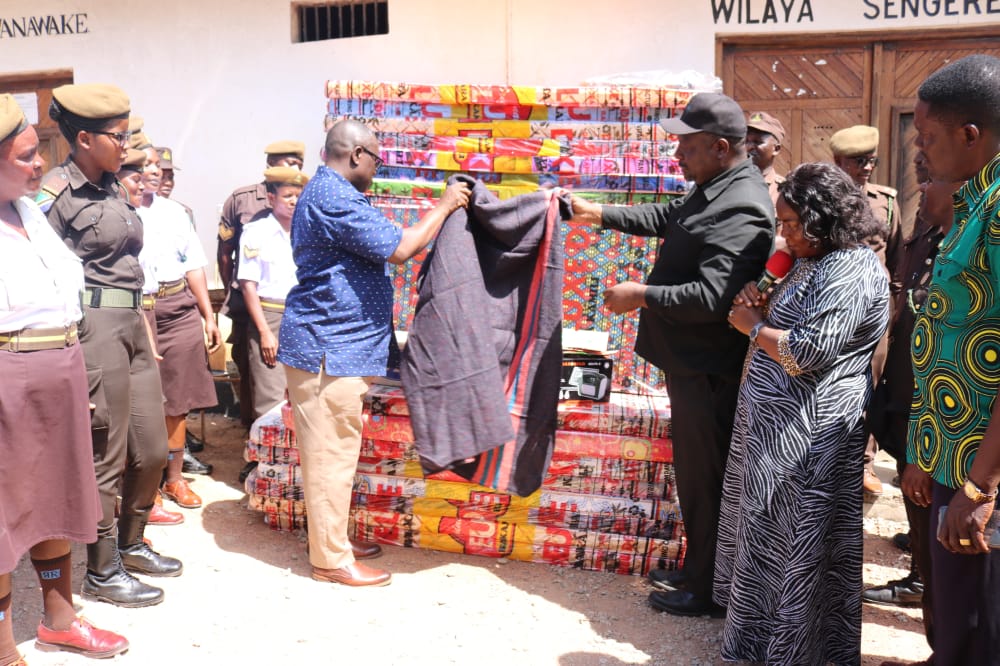 WizaraMNN's tweet photo. #SENGEREMA: Naibu Waziri Sagini amefanya ziara Wilayani Sengerema, Mkoa wa Mwanza Novemva 26, 2022 kwa kukagua ujenzi wa nyumba za Polisi na kupokea Msaada kutoka kwa Hamisi Tabasamu, Matofali 10,000, Magodoro na Blangeti 170 kwa ajili ya kusaidia Wafungwa Gereza la Kasungamila. https://t.co/H160kazWaV