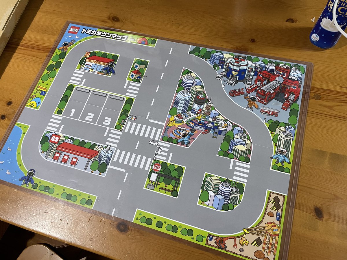 イオンでもらったトミカのポスター、子供に渡すとクシャクシャにしそうだったから、プラスチックのケース買って中に入れた https://t.co/zfSV0D65l7