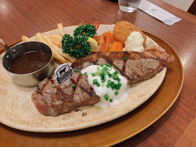 ロイヤルホスト
ステーキはやっぱりええな 