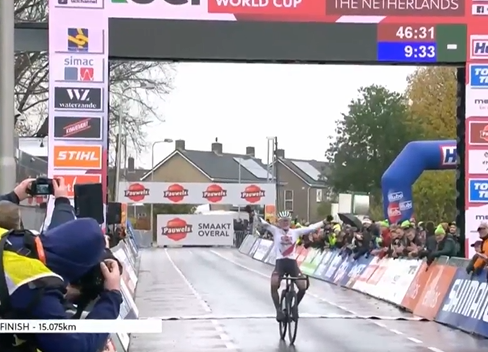 CyclocrossE's tweet photo. Puck Pieterse consigue su segundo triunfo consecutivo en la #CXWorldCup en #hulst. Exhibición de la joven neerlandesa que acaba delante de la lider Fem van Empel y Shirin van Anrooij!

#cx #cyclocross #worldcup https://t.co/cAIYdabQjc
