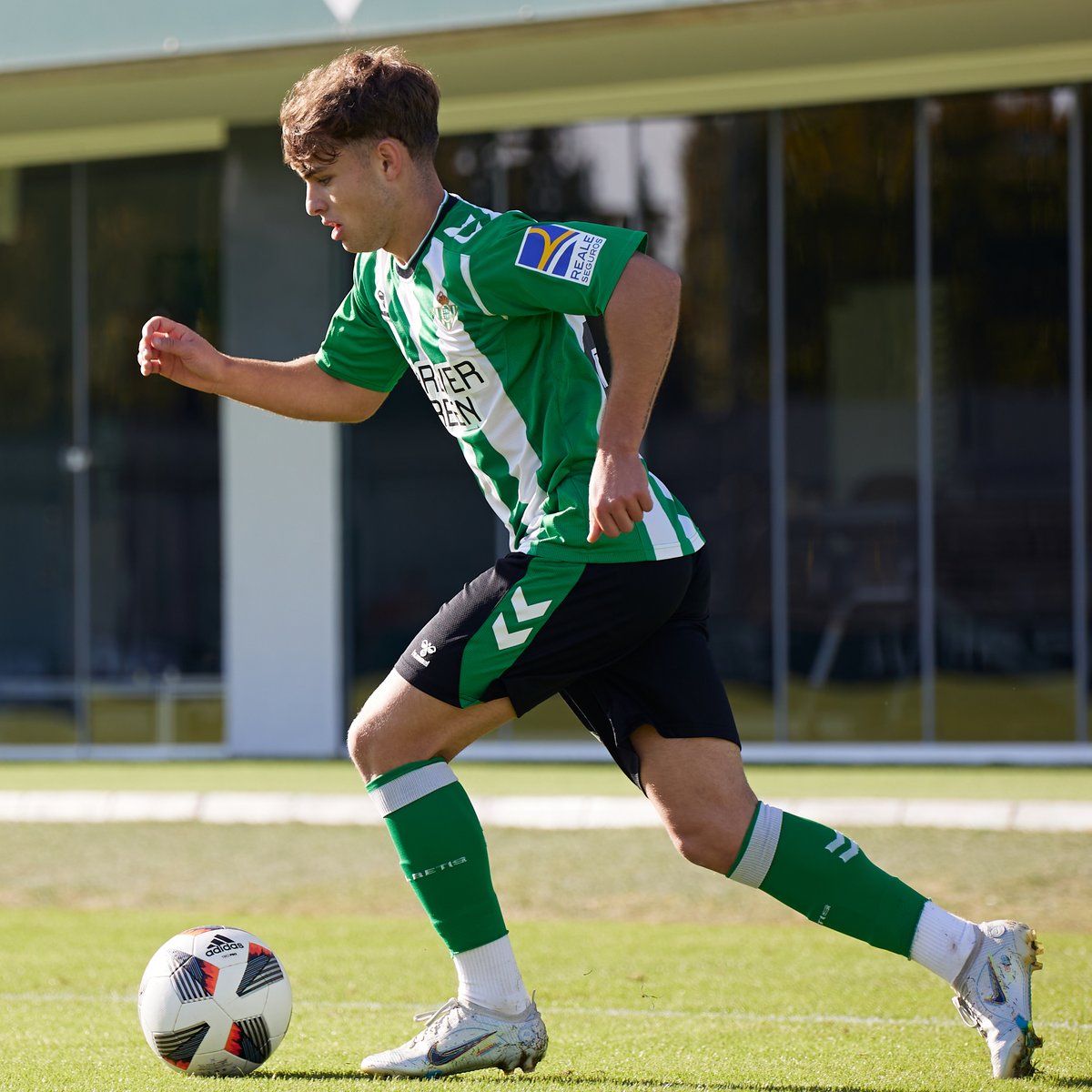 RBetisCantera's tweet photo. ⏱⚽️ 25' 💚🖤 #BetisDeportivoUtrera 0-0 🔴🔴

#CanteraBetis https://t.co/OfFjFybpRA