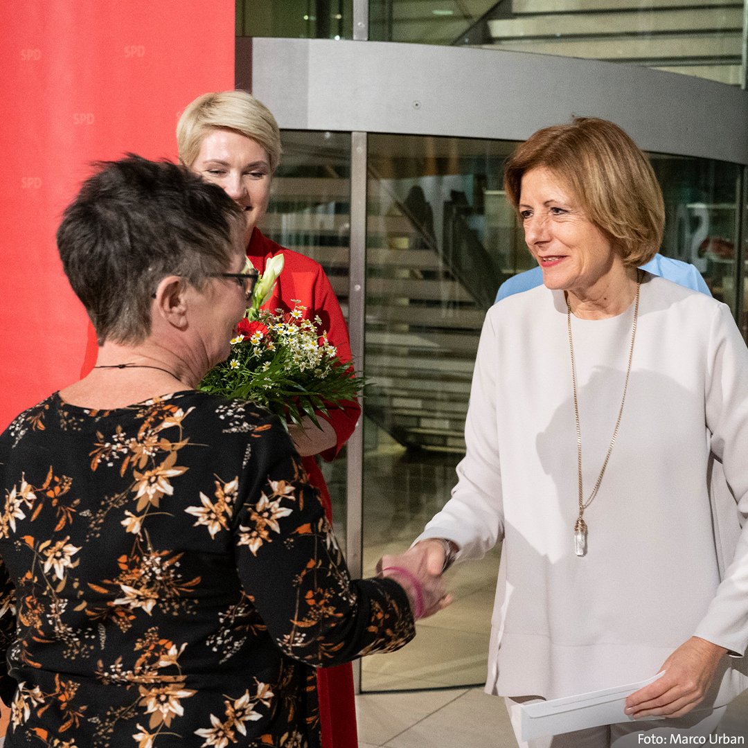 spdrlp's tweet photo. Die #OmasGegenRechts haben den Regine-Hildebrandt-Preis erhalten. Malu #Dreyer: "Ich finde es ganz großartig, dass sich bundesweit die ‚Omas gegen Rechts‘ zusammenfinden, um dem Rechtsextremismus entgegen zu treten. Ihre Antwort auf Hass ist gesellschaftlicher Zusammenhalt." https://t.co/44aH19x5yF