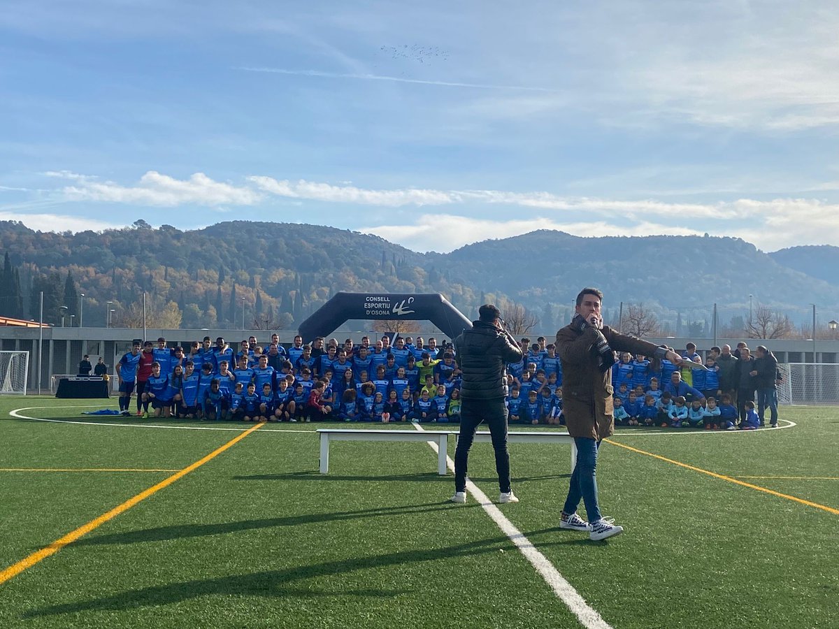 cfitverd's tweet photo. Avui he presentat els 11 equips del @cfsantjulia1932, que celebra el 90è aniversari. Jo que no en tinc ni fava de futbol. Al papa segur que li hagués fet gràcia. Els de la junta s'han cuidat de fer-me'l recordar ✨ Moltes gràcies! https://t.co/LyHztNejrd