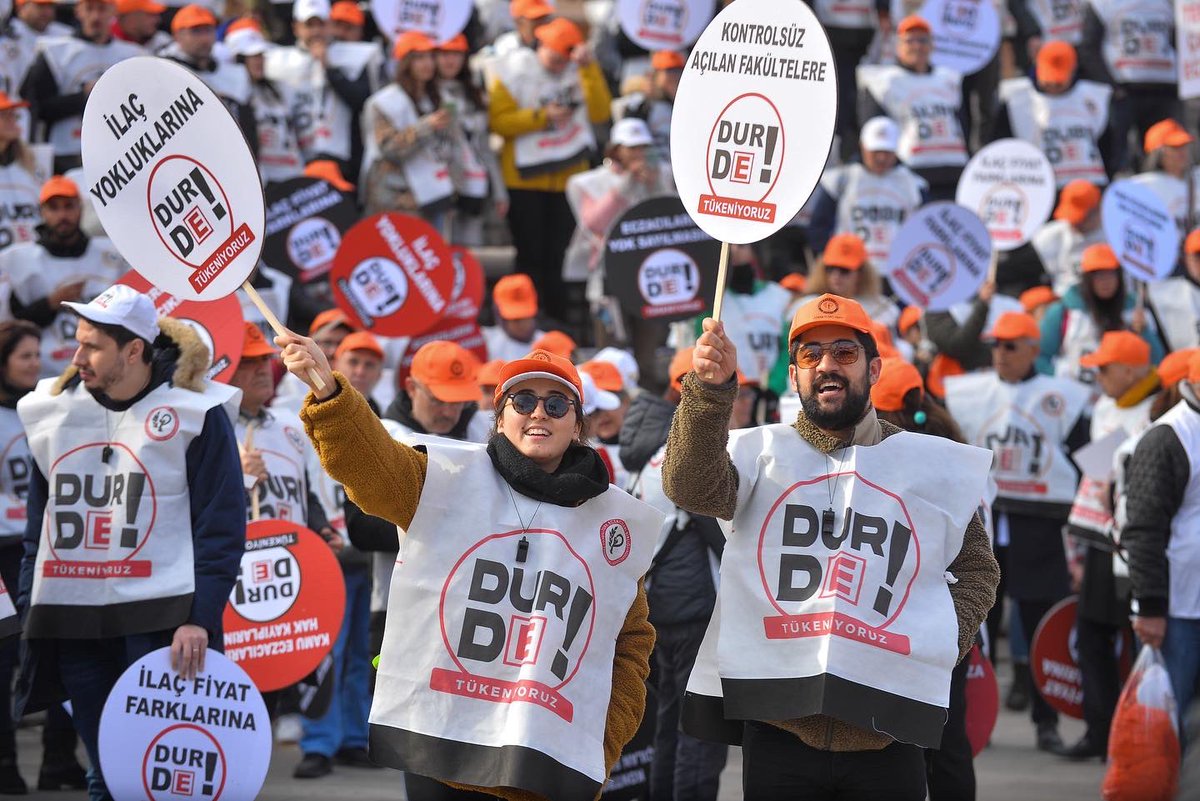 tebkurumsal's tweet photo. Biz eczacılar geleceğimizi aydınlatmak için hep birlikteyiz. Bugün burada herkes birlikten doğan gücümüzle tek ses tek yürek.

#27KasımBüyükEczacıMitingi #EczacıyaHakEttiğiDeğerVerilmelidir https://t.co/KEIjCsdYz7
