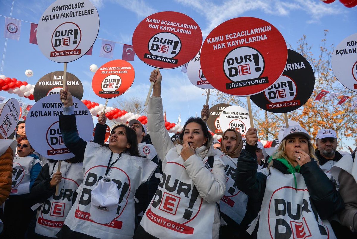 tebkurumsal's tweet photo. Biz eczacılar geleceğimizi aydınlatmak için hep birlikteyiz. Bugün burada herkes birlikten doğan gücümüzle tek ses tek yürek.

#27KasımBüyükEczacıMitingi #EczacıyaHakEttiğiDeğerVerilmelidir https://t.co/KEIjCsdYz7