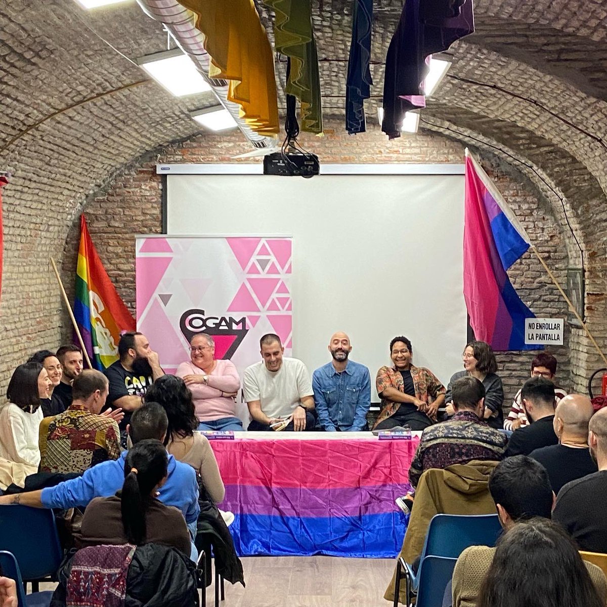editorialegales's tweet photo. Maravillosa la presentación colectiva de “Más que visibles” ayer en @COGAM. Gracias a todas las personas que os acercasteis a dialogar sobre bisexualidad y plurisexualidades 💜 https://t.co/ZtbQbUvGJs