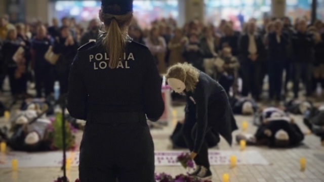 policiaelche's tweet photo. La Coordinadora Feminista confió en nuestra voz para compartir su #mensaje de lucha por la igualdad real y efectiva entre hombres y mujeres este #25N

👉🏼 En el acto se rindió #homenaje a las 38 mujeres víctima de la violencia machista en este último año https://t.co/dZcYlYcyOI