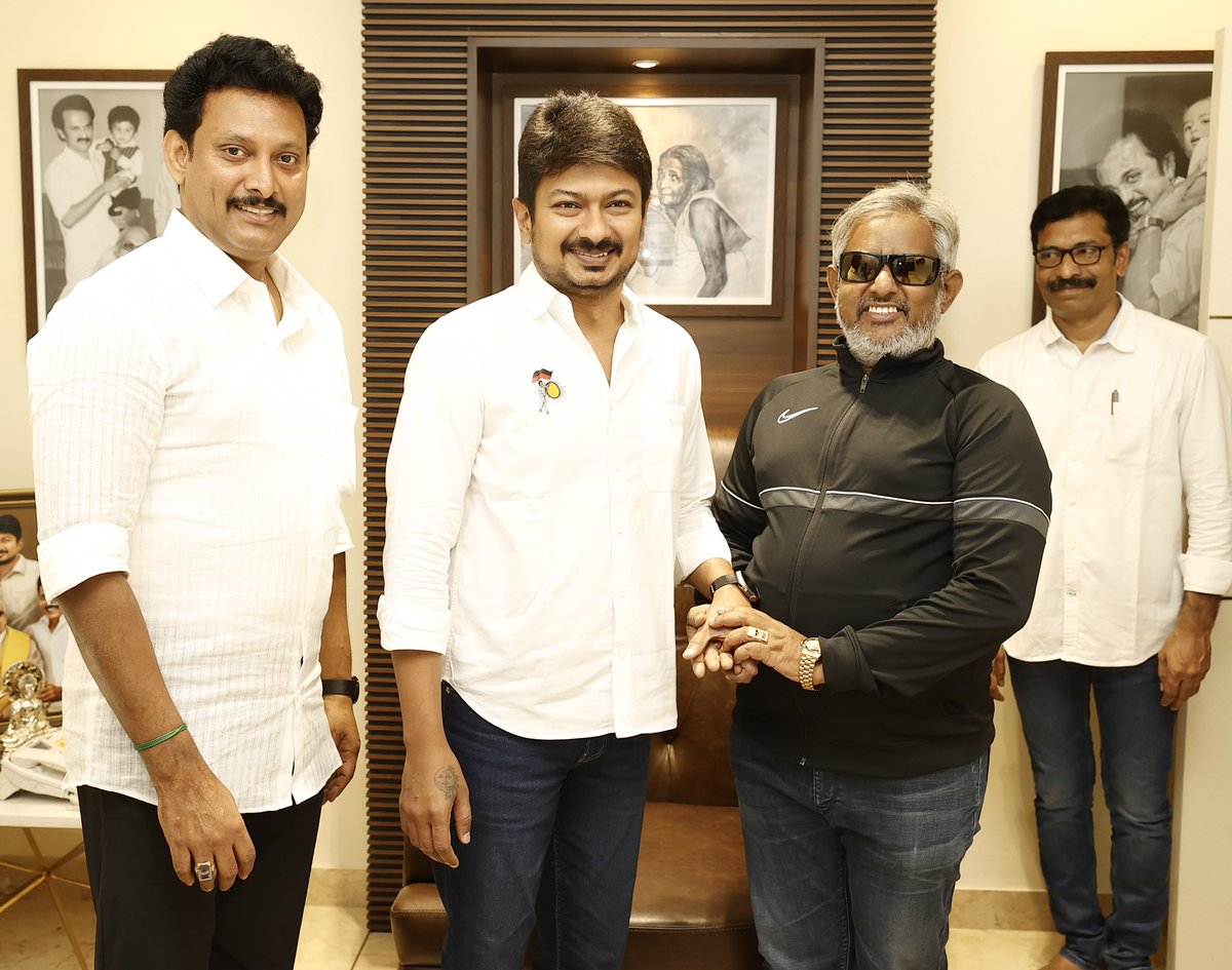 subbuphotos's tweet photo. திராவிட முன்னேற்ற கழகத்தின் 4-வது தலைமுறை இளைஞர் அணியின் எழுச்சி நாயகன் @Udhaystalin அண்ணனின் பிறந்தநாளையொட்டி மாண்புமிகு சின்னவரை வாழ்த்திய மகிழ்வான நிகழ்வு
அருகில் சின்னவரின் மனசாட்சி @Anbil_Mahesh
#udhayanidhistalinmla
#AnbilMaheshPoyyamozhi
#sdsubbu
#subbufotografi https://t.co/odTEEJU0c4