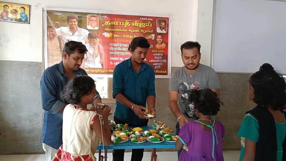 VijayAnban_offl's tweet photo. தளபதி @actorvijay Anna விலையில்லா ரொட்டி பால் முட்டை திட்டம் #45-வது வாரம் 🌟

மதுரை மாவட்ட தகவல் தொழில் நுட்ப அணி தலைமை தளபதி விஜய் மக்கள் இயக்கம் 🌟

#ThalapathyVijayMakkalIyakkham Thalapathy Vijay Makkal Iyakkham 
#VarisuFirstLook https://t.co/1RmCRqmQDV