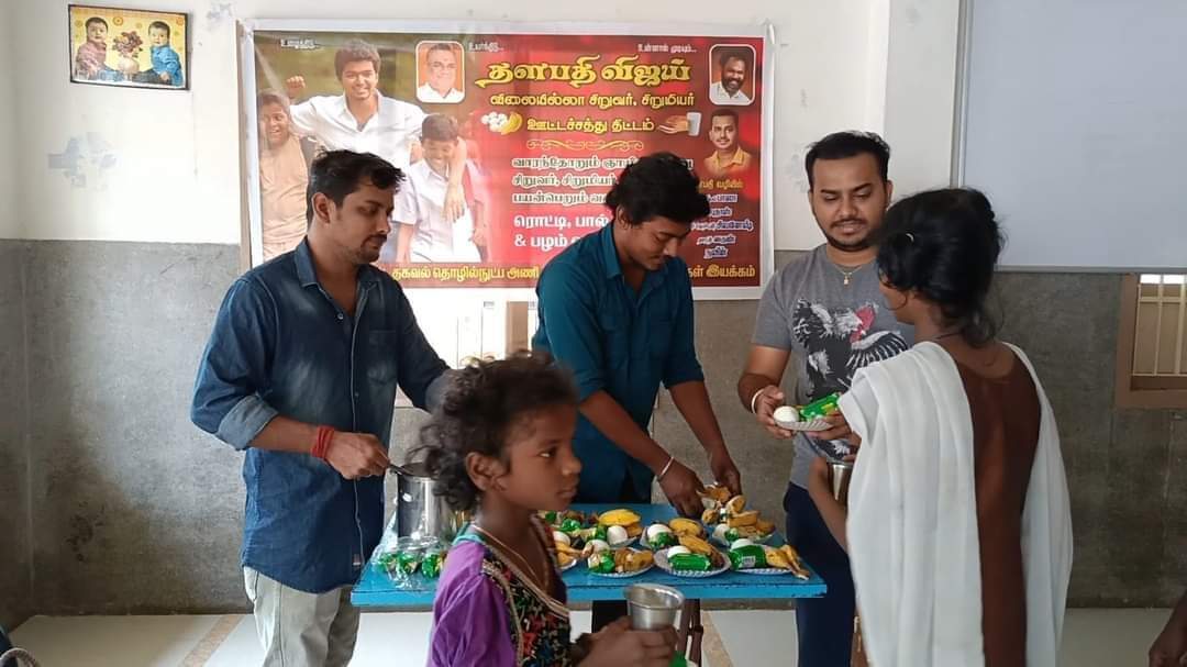 VijayAnban_offl's tweet photo. தளபதி @actorvijay Anna விலையில்லா ரொட்டி பால் முட்டை திட்டம் #45-வது வாரம் 🌟

மதுரை மாவட்ட தகவல் தொழில் நுட்ப அணி தலைமை தளபதி விஜய் மக்கள் இயக்கம் 🌟

#ThalapathyVijayMakkalIyakkham Thalapathy Vijay Makkal Iyakkham 
#VarisuFirstLook https://t.co/1RmCRqmQDV