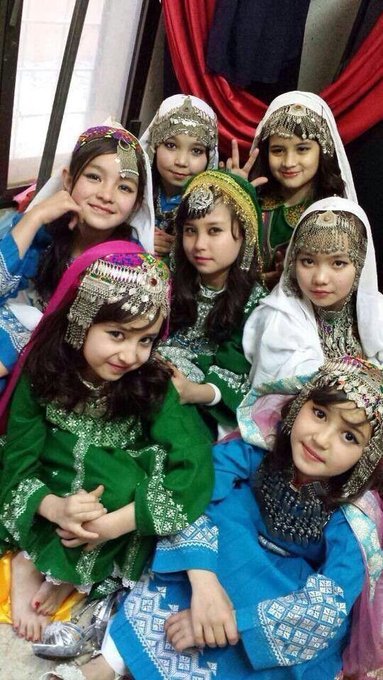 UmayKaya98's tweet photo. A Hazara Turk lives in Canada with his relatives as an expatriate and people there think Hazaras are natives of Canada.
They are surprised to learn that his hometown is Afghanistan and he says I am a Hazara Turk.
#stopHazaraGanocide #Tengri https://t.co/nWN2Lf5SX8