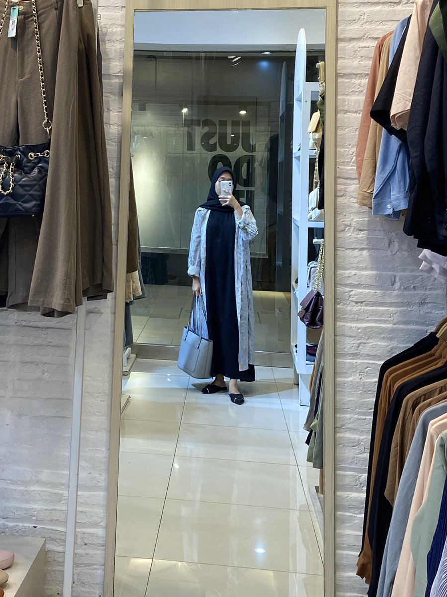 Dress hitam: flowy, anti kusut shope.ee/5KcDZMmgVM
Dress garis: g trwang, flowy, bahan bgs bgt. Tipis premium, bahan jatuh looknya cakep shope.ee/20LlbC0aP4
Flatshoes: ringan, bikin pegel, sakit shope.ee/A9hTKPdAY4
Totebag: g muat laptop, 
shope.ee/2KybzwmbiC