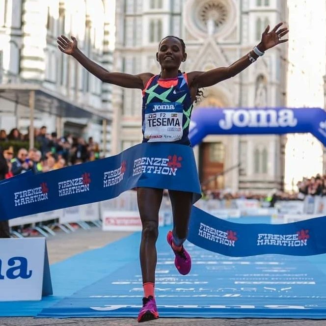 RuncardItalia's tweet photo. Dominio etiope e grande festa alla @firenzemarathon 2022 con oltre 7.000 runner!🎊

🇪🇹 Tra gli uomini trionfa L'etiope Fikadu Kebede Debele in 2.08.44 ! Tra le donne vince Atsede Bayisa Tesema in 2.25.12!
#runcard #running #marathon #firenze #weruninart https://t.co/h1zZwrg2a4