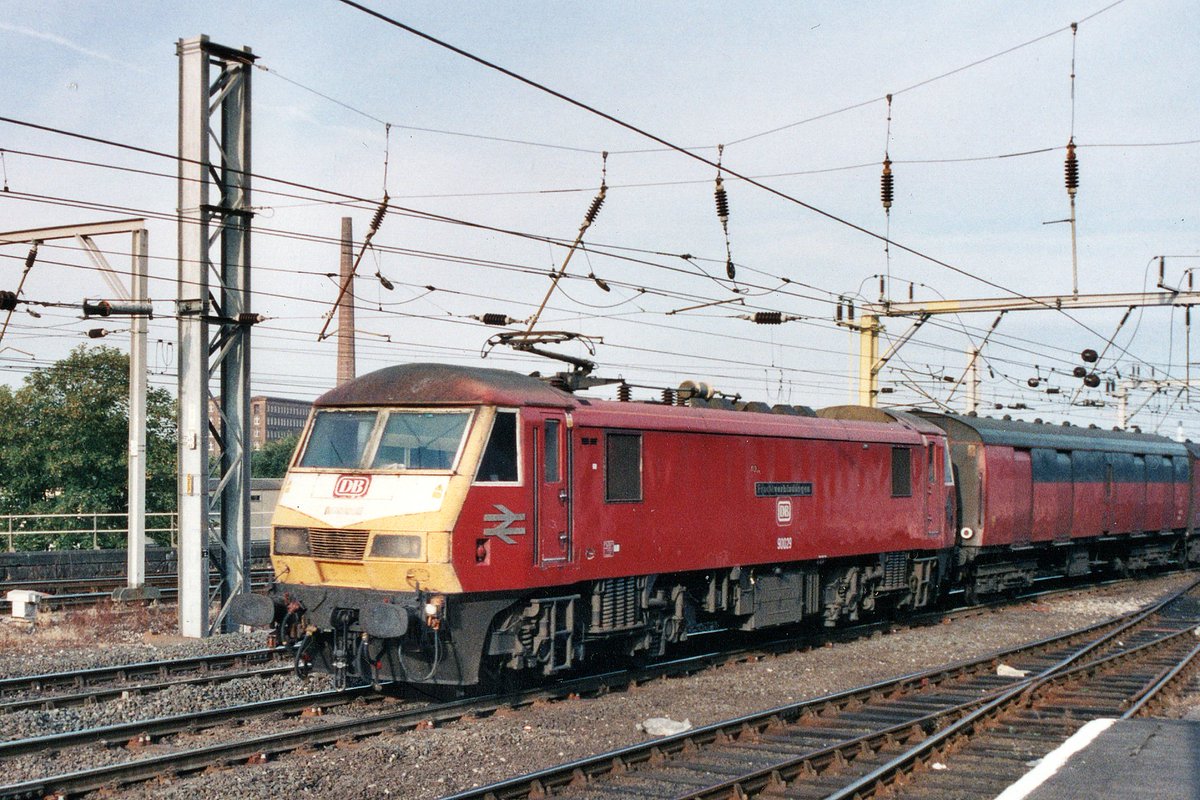 'DB' red liveried Class 90 90029 'Frachtverbindungen' rolls into Carlisle on 20th September 2002 with empty mail stock for Warrington RMT

#Class90 #BRELCreweWorks #Skoda #DB #EWS #Frachtverbindungen #MailbyRail