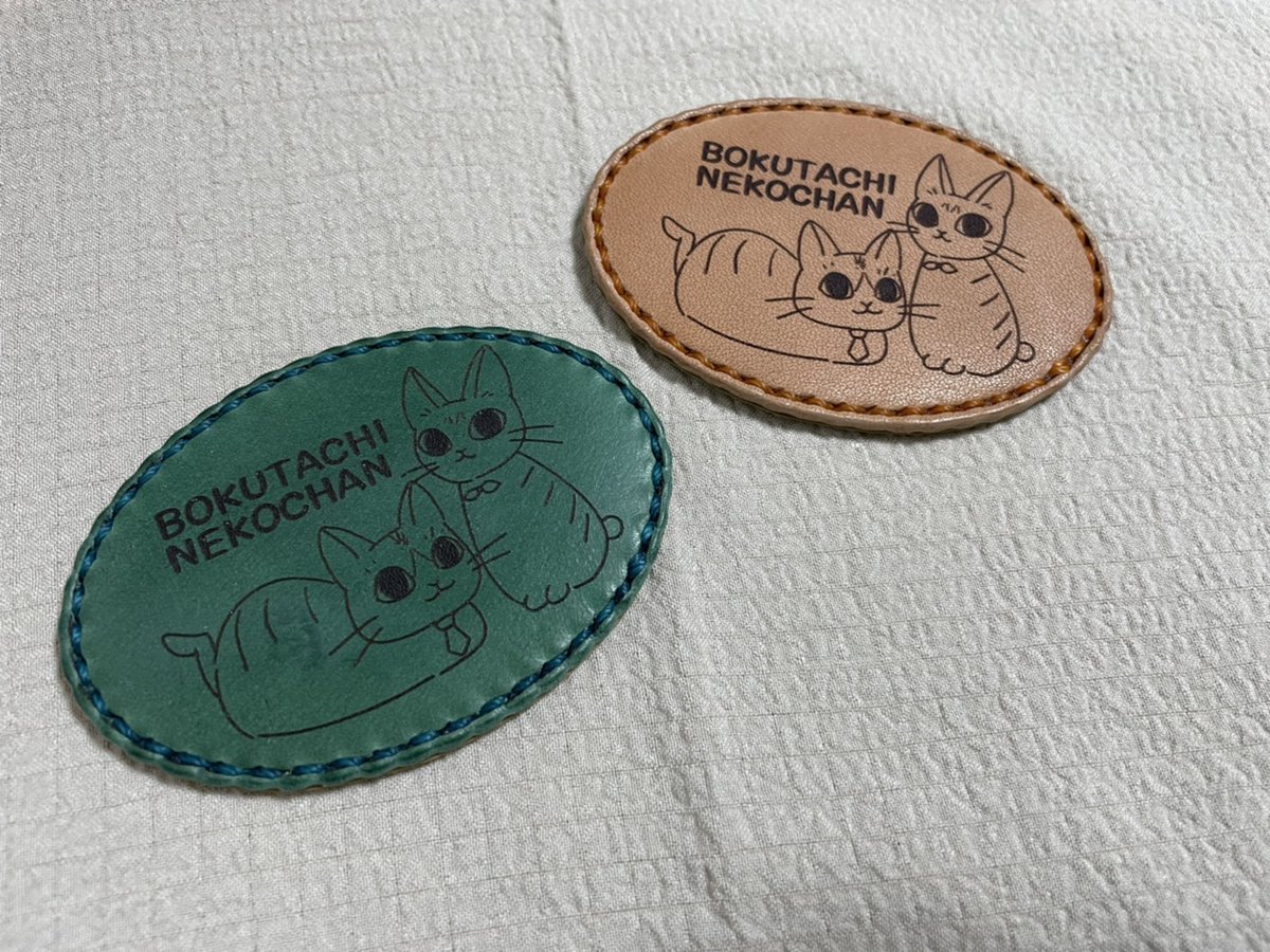 RinLen20220819's tweet photo. 椛工房(@momijikoubo )様にワッペンを作っていただきました！モデルはリンレンですが全てのネコちゃん好きに手に取ってほしい、可愛らしいデザインとなってます🥰✨
今日まで10%オフなので、是非リンクからお求めください！
 #レザーワッペン  #椛工房  #猫好きさんと繋がりたい  #ハンドメイド https://t.co/T8ZvTFRmq7