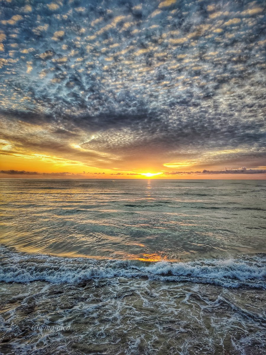 chemapico1's tweet photo. Puesta de sol en Cádiz. @cadiz @CadizTurismo @ExprimeCadiz @Cadiz_es #atardecer #CADIZ #Andalucia #Andalucía https://t.co/9q3orFfwBm