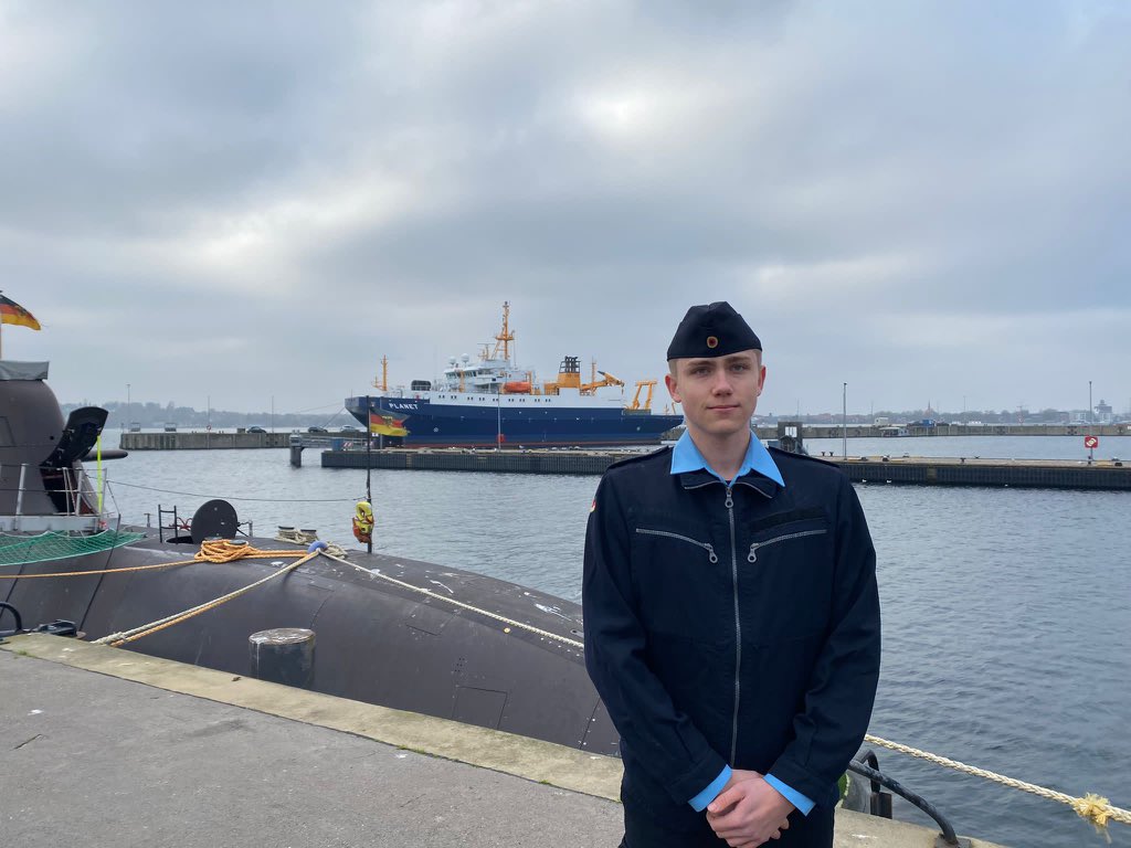 Fynn hat sein vielfältiges Praktikum im 1.Ubootgeschwader absolviert und geht glücklich mit vielen neuen Erfahrungen nach Hause. Willst du auch ein Praktikum bei uns absolvieren? Hast du Fragen zur Seefahrt Über- oder Unterwasser? Dann schreib uns gerne eine DM oder schicke uns