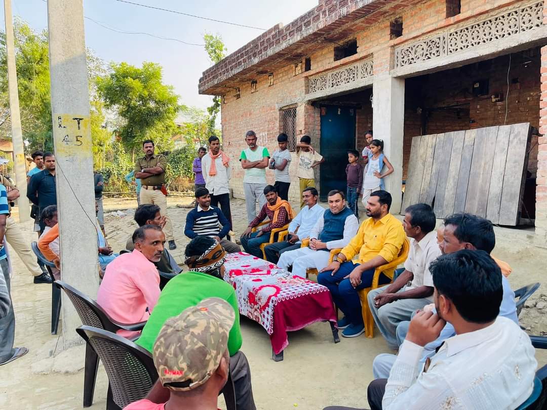 py687540's tweet photo. बहुत ही दुखद
मा0.विधायक श्री मनीष रावत जी ने
श्री नंदलाल मौर्य जी के दो दिन पूर्व में आकस्मिक निधन से बहुत आहात है ईश्वर से प्रार्थना कि गोलोकवासी पुण्यात्मा को शांति दें शोकाकुल परिजनों से मिलकर शोक संवेदना व्यक्त की।
विनम्र श्रद्धांजलि🙏 https://t.co/rqhUuu928Z