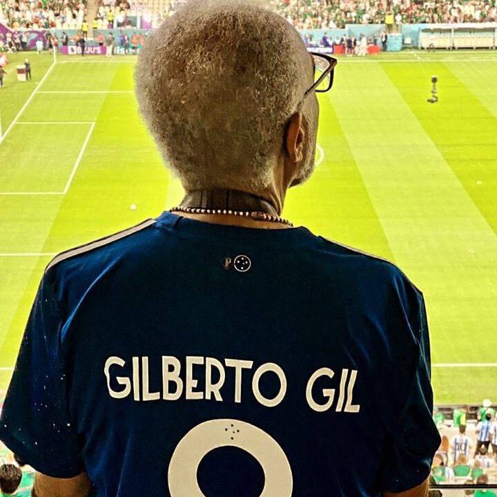 MidiaNINJA's tweet image. Essa é uma foto de Gilberto Gil, patrimônio da Cultura Brasileira, 80 anos, no Catar assistindo jogos da Copa.

É assim que ele deve ser tratado, como um apoiador do Brasil, não com ódio de bolsonaristas ignorantes! VIVA GIL!