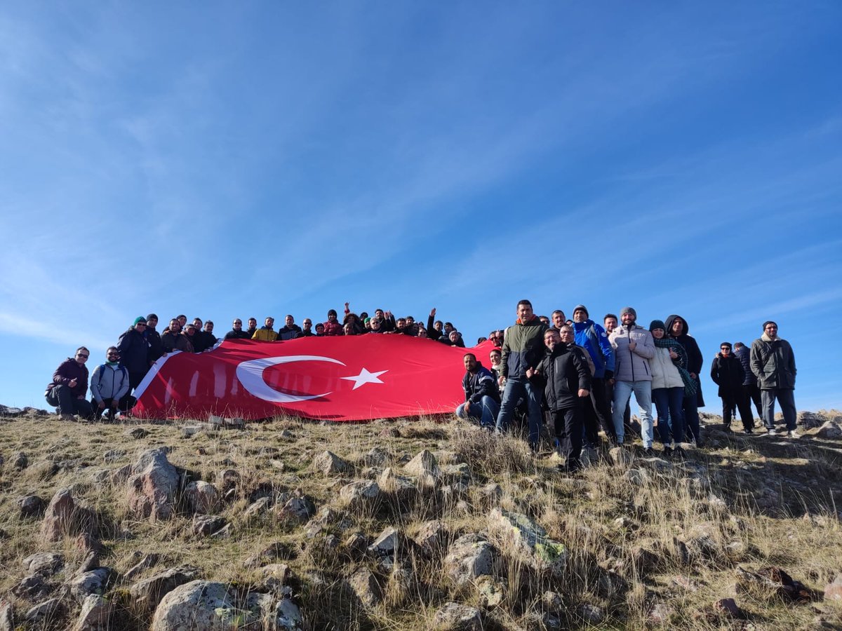 CaglayanMehmett's tweet photo. Kulu İlçe MEM  olarak  Öğretmenler Günü Doğa Yürüyüşümüzün ilkini Sayın Kaymakamımız öğretmenlerimiz, Kurum ve STK larımız ile birlikte Karacadağın zirvesine çıkarak gerçekleştirdik Sayın Kaymakamımız #RamazanPolat a, ve Belediye Başkanımız Sayın #MuratÜnver e çok teşekkür ederiz https://t.co/CN0E4Bgi7O