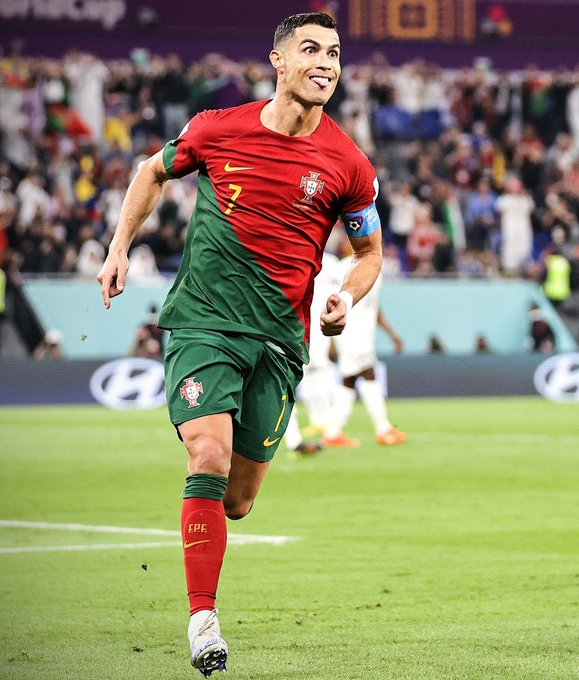 "O penálti de Ronaldo, as pessoas podem dizer o que quiserem sobre ele, mas a esperteza de esperar por aquele segundo, para tocar na bola, prosseguir com a perna e depois receber o contacto... Isso é de génio absoluto."

-Sunday Oliseh, elemento da FIFA