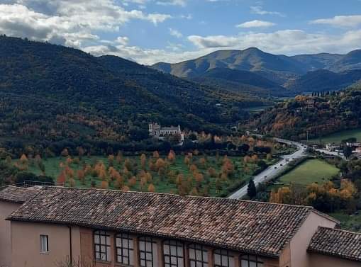 #panoramidallaRocca

"L'autunno è una seconda primavera, quando ogni foglia è un fiore" (Albert Camus)