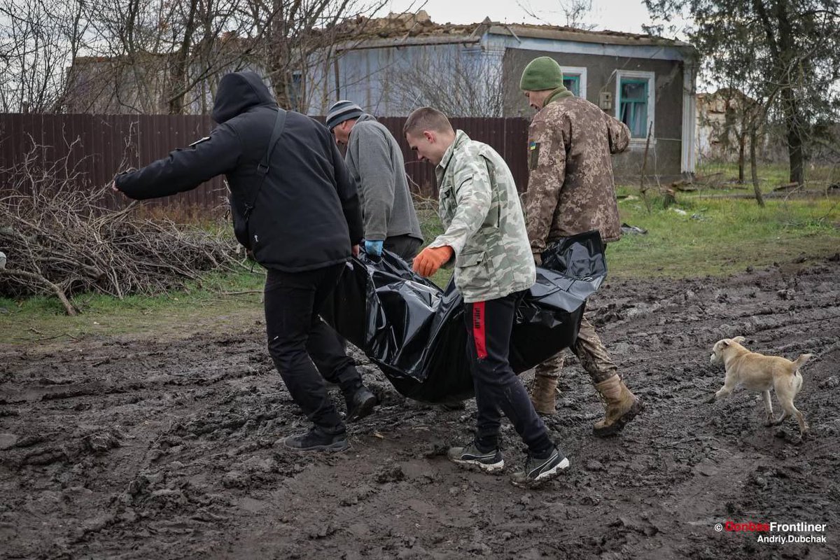 Сергій Новосад, 49 р. - вбили пострілом з автомата, вклавши дуло йому у рот. Потім була ще черга у тіло. 

Любов Новосад, 78р., всиновила Сергія, вбили одним пострілом у голову, скоріше за все вже після сина. 

Її тіло лежало над його тілом, як і дві палички старенької.