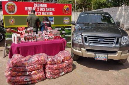 dhernandezlarez's tweet photo. En el estado Táchira #FANB detiene 2 ciudadanos por evadir los pasos formales e ingresar contrabando de medicamentos al país a través de trochas. https://t.co/vMExY6rl7T