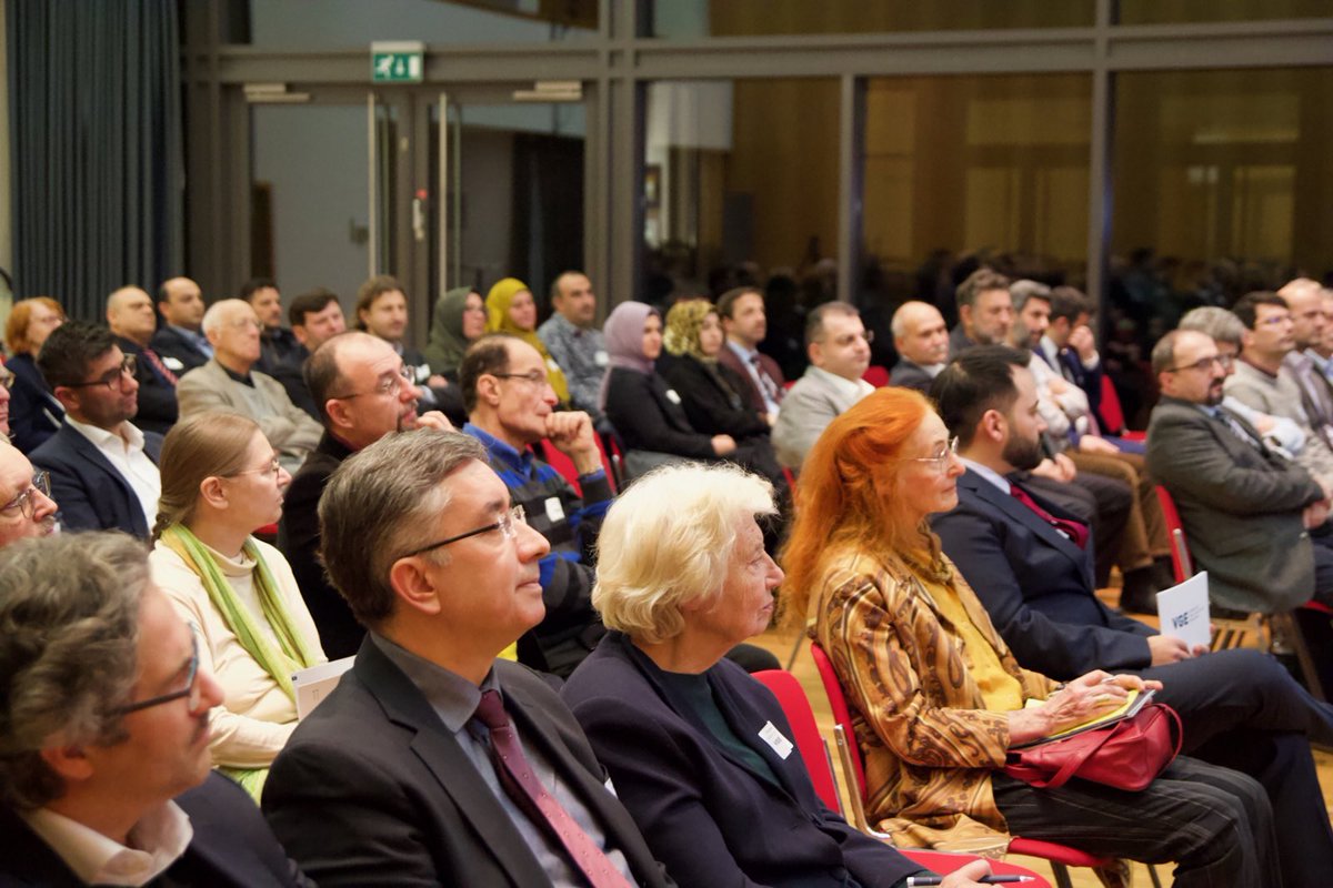 VGE_Berlin's tweet photo. Der VGE lud zum Jahresendempfang 2022 in die Katholische Akademie Berlin ein.  Bürgerschaftliches Engagement in Krisenzeiten war die Überschrift am Abend. Dazu hielt Herr @jan_holze von der @D_S_E_E einen interessanten Vortrag. 

#ehrenamt #engagement https://t.co/vefiyDUAj4