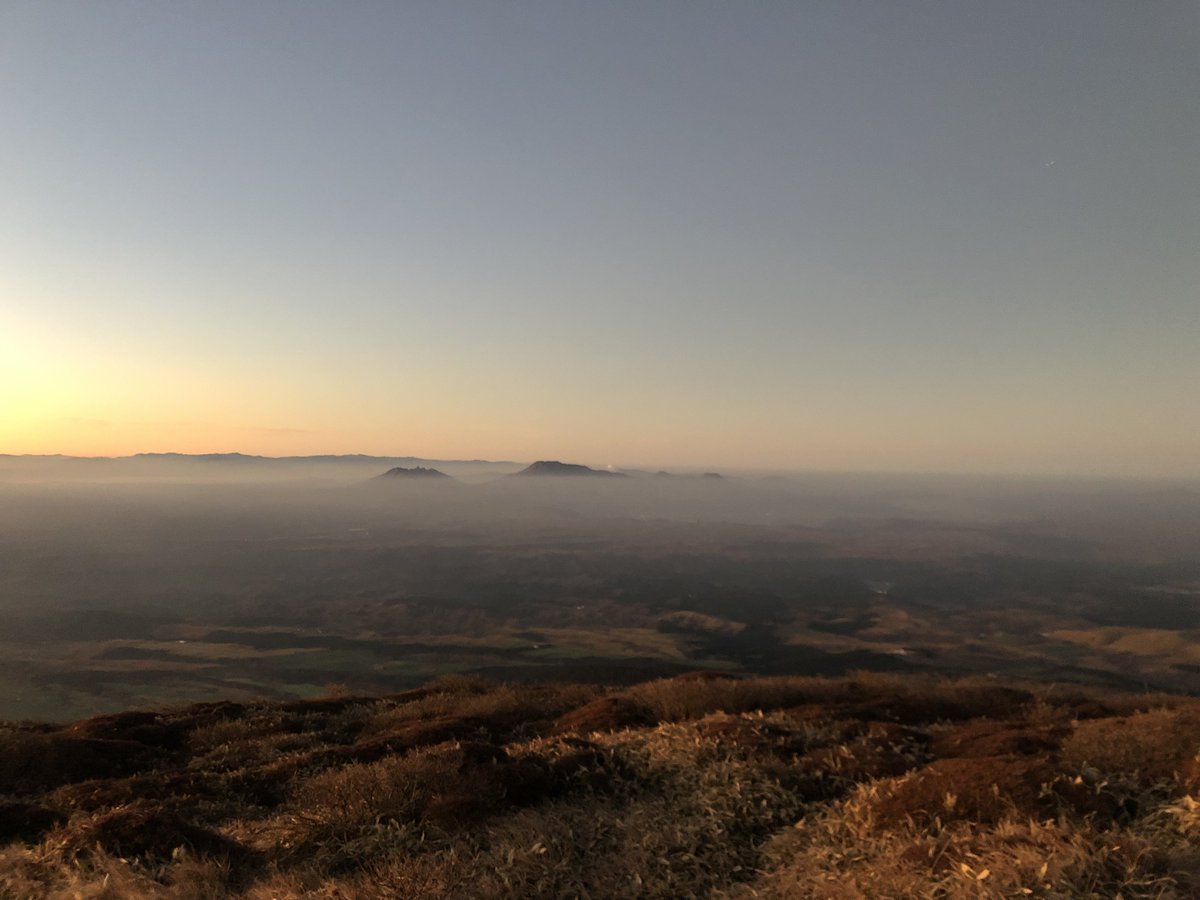 soshiro0917's tweet photo. 第一回地球感謝登山(久住山)
夜景も星空も雲海も見れて良かった。 https://t.co/n0gLjFIj5j
