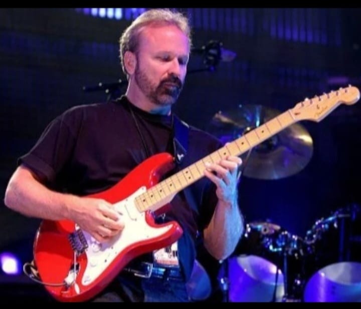 Happy Birthday Daryl Stuermer! 
( Genesis )
(November 27, 1952) 