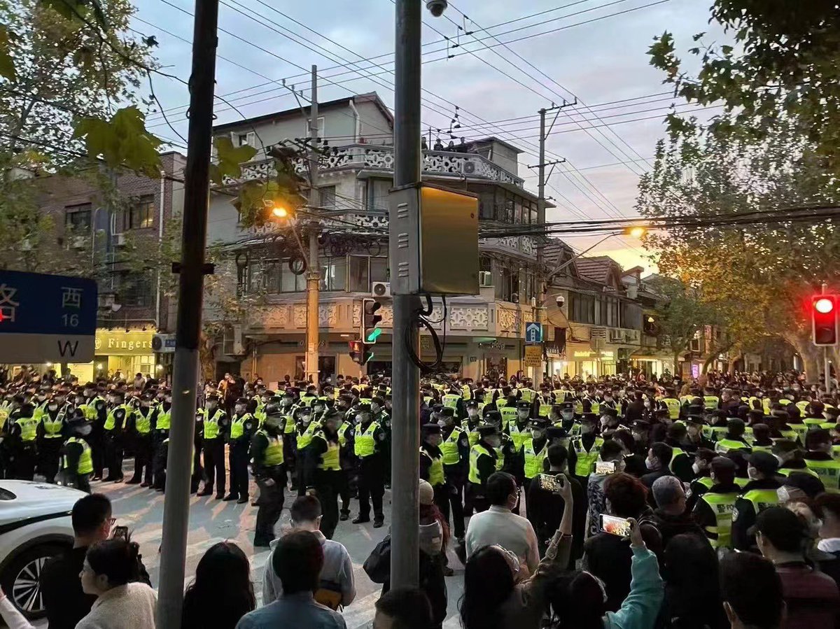 Update aus #Shanghai, eine Freundin hat mir dieses Bild geschickt: 

Die Wulumuqi Rd ist von allen Seiten durch Polizei abgesperrt. Trotzdem sind > mehrere hundert Menschen da und fordern die Freilassung der Verhafteten von gestern Nacht. Wieviele es sind, ist nicht klar.