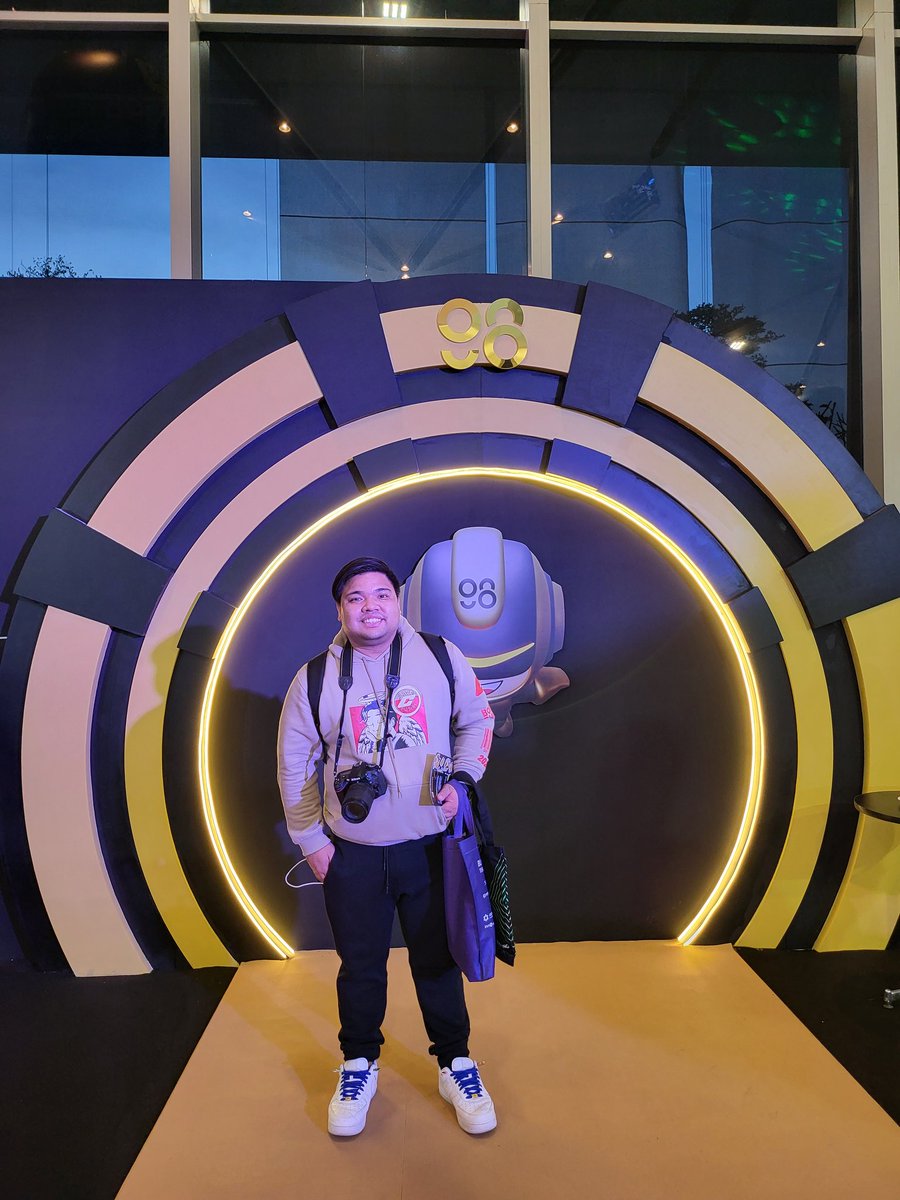 EconEnzo's tweet photo. Met a lot of builders here at #BCTH2022 great to see the space from a SEA perspective. Lots of potential here that is different from that of the PH.

Rocking the @boredpunksoc hoodie for 🇵🇭 representation https://t.co/nkh8AZelPA