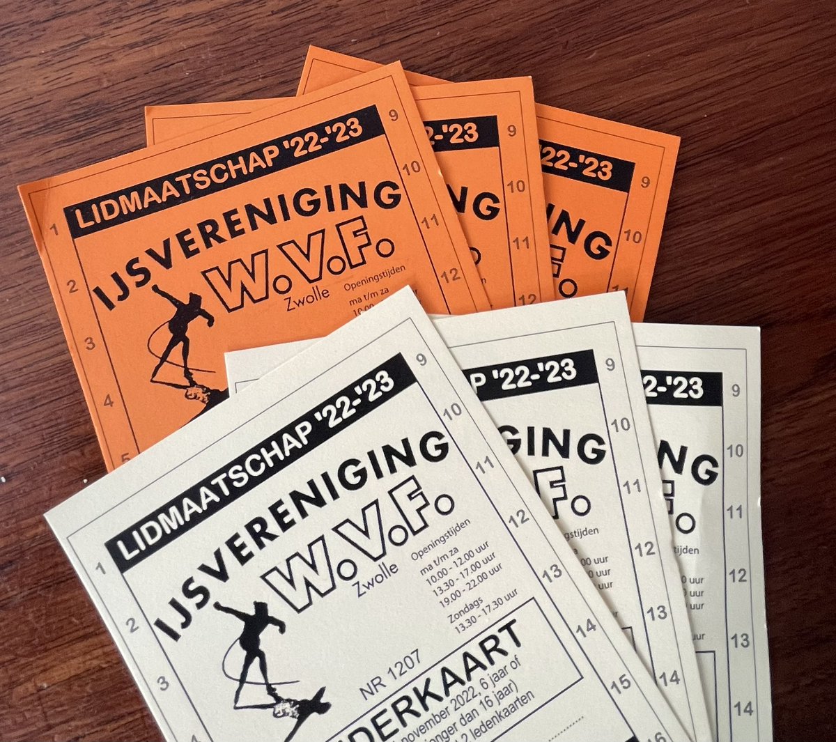 Tot 16 december 2022 kunt u uw lidmaatschapskaarten 2022/2023 aanschaffen voor het voorverkooptarief. Voor een ledenkaart betaalt u nu € 5,—. Ga naar onze website: ijsverenigingwvf.nl voor meer info of direct naar webwinkelzwolle.nl/wvf/