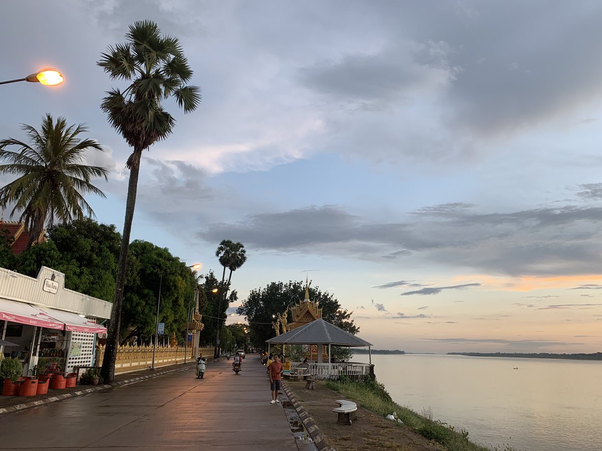 JMCambaceres's tweet photo. Après une journée fatigante avec 7 h de route et avant une journée dense demain ( visite de l’Ecole #HarmonieMékong, réunion avec les autorités de la province et les professeurs), le calme des bords du #Mékong est très appréciable à #Takhek #Laos. https://t.co/xTmcmYJeh3