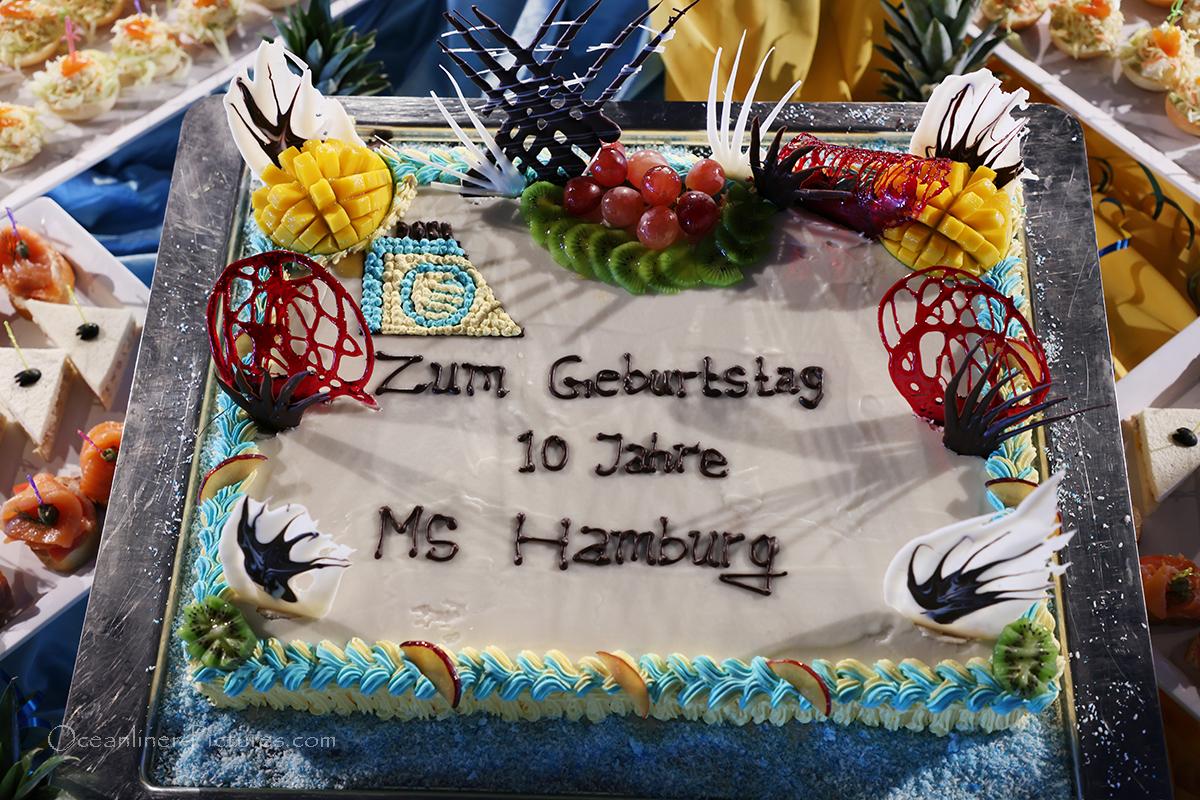 10 Jahre MS HAMBURG ✨Dazu gab es an Bord eine Jubiläumstorte von Küchenchef George Podder und Team 🤩😍👍 
Fotos: O.Asmussen Oceanliner-Pictures.com
Jubiläumsreise 10Jahre #MSHAMBURG 👉plantours-partner.de/kanaren-kapver… #ligabue #plantours #plantourskreuzfahrten #kreuzfahrten #kreuzfahrt