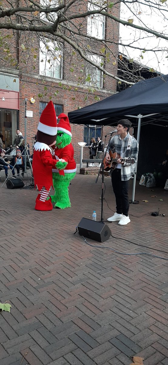 BunsellRobbie's tweet photo. Thank you to everyone who came yesterday, thoroughly enjoyed performing in my own home town @bwdlightingup @DiscoverBwd @Brentwood_BC @BrentwoodGazet1 @BwoodEnquirer https://t.co/zGpBzC3aXy