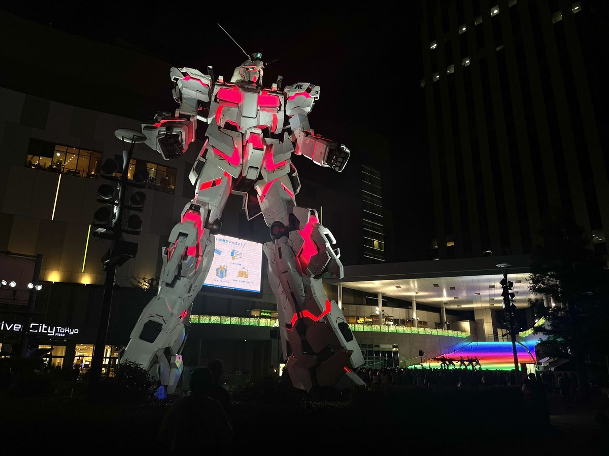ra__vn__s2's tweet photo. ガンダムとミニガンダム（？）🤟🏻今日もお疲れ様でした🤟🏻 https://t.co/BA4McXOhzk