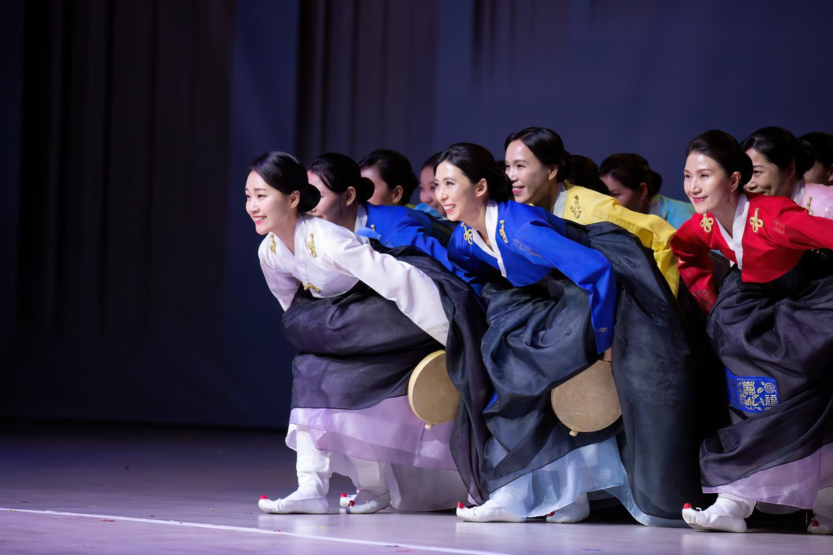 돌나라/ 아름답고 감동적인 소고춤
보는 내내 참 행복했다~^^

Become A God
youtu.be/pec3n5SgTOE (korean)
youtu.be/k-zQ9B8xlfE (english)
youtu.be/GYgcYJLLScM (Japanese)

#소고춤 #dance #돌나라 #감동 #아름다운 #행복 #환희 #pd수첩 #jtbc뉴스룸 #공연 #예술단 #doalnara #art #芸術