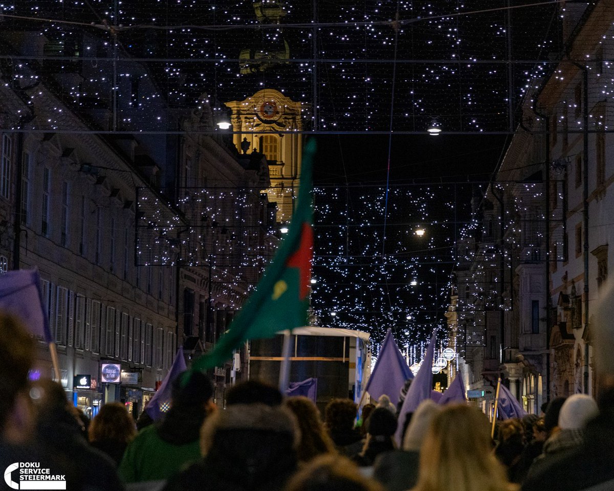 DokuServiceStmk's tweet photo. Bis auf einige Pöbeleien von Passant*innen (vor allem im Umfeld des Weihnachtsmarktes) verlief die Demonstration ohne große Zwischenfälle. (8/8) https://t.co/jFNE0c5b6l