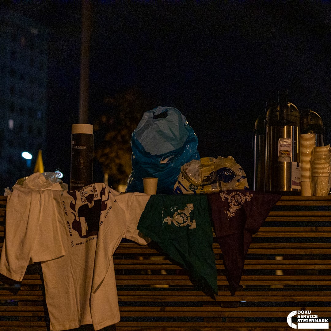 DokuServiceStmk's tweet photo. Am Ende der Demo wurden weitere Redebeiträge verlesen und das Lied „Canción sin miedo“, das „Lied ohne Angst“, gesungen. (7/8) https://t.co/hpx2R22wnm