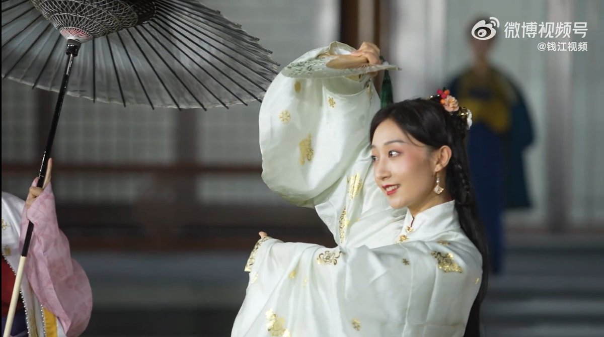 AmazingHanfu's tweet photo. On the evening of Nov. 19, a Hanfu show was held at the Deshou Palace in Hangzhou. People appreciated the beauty of the Song Dynasty through Hanfu and traditional Chinese music. The performance was given by 38 people dressed in Song Dynasty Hanfu. (via杭州網&錢江視頻)
#hanfushow https://t.co/zXn5yyJbsh