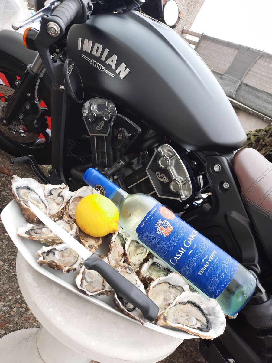 EricNEHOU's tweet photo. 🎩 Dimanche jour du marché avec mon bolide #indianbobber et des bonnes huîtres. 
#bourges #huîtres https://t.co/6AP4NbOIAq